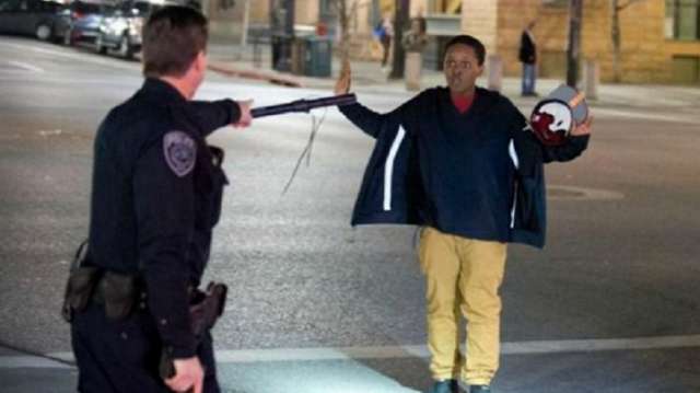 Etats-Unis: un policier tire sur un adolescent noir tenant un balai entre ses mains